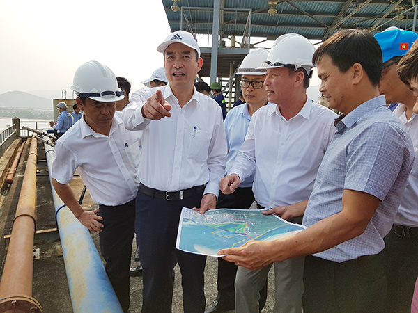 Chủ tịch UBND TP Đà Nẵng Lê Trung Chinh khảo sát địa điểm xây dựng Cảng Liên Chiểu