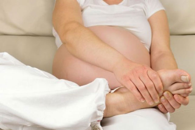 Bà bầu phù chân như thế nào thì nguy hiểm?