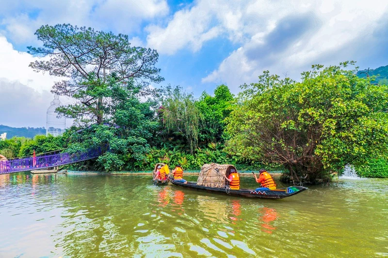 Du khách thích thú trải nghiệm chèo thuyền trên hồ ẩn nguyệt.