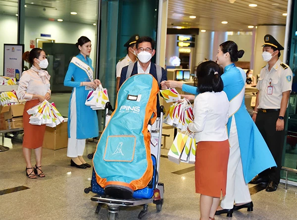 Chào đón du khách trên chuyến bay KE9463 của Korean Air từ Incheon (Hàn Quốc) hạ cánh xuống Đà Nẵng tối 22/6