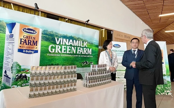 Ông Richard Hall và các đại diện Vinamilk trao đổi thêm về mô hình Green Farm đã được Vinamilk xây dựng tại Việt Nam.