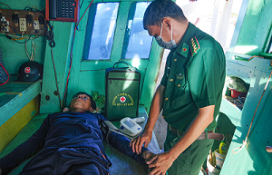 Sóc Trăng: Bộ đội Biên phòng  tiếp nhận 1 ngư dân gặp nạn trên biển