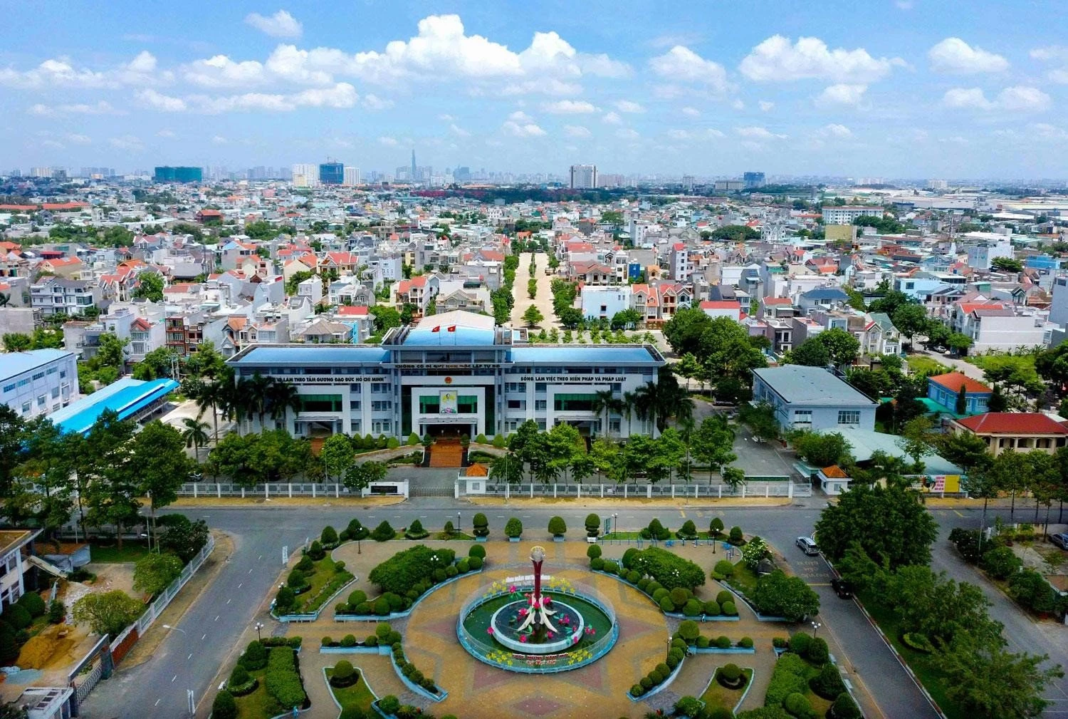 Sau khi chính thức trở thành thành phố từ ngày 01/02/2020, Thuận An đang thay đổi diện mạo từng ngày để xứng đáng trở thành “Phố Wall” của Bình Dương. Với định hướng phát triển trở thành “Phố trung tâm thương mại”, Thuận An sẽ có đại lộ tài chính, thương mại và các toà tháp biểu tượng với hàng loạt các trung tâm thương mại, trường quốc tế, bệnh viện quốc tế, sân golf… 