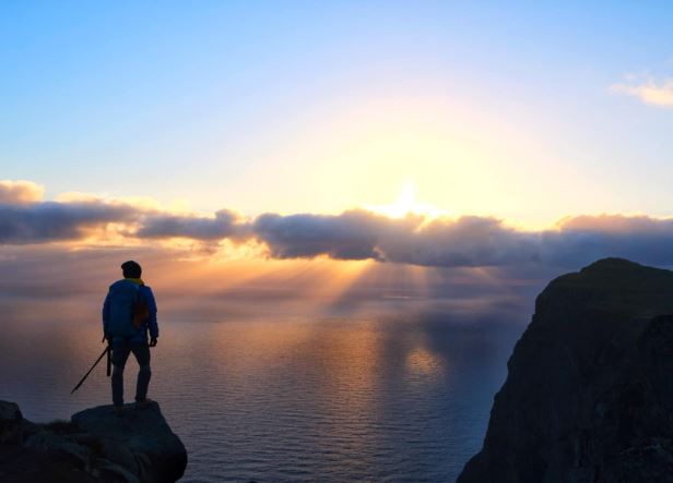 Vị khách Việt mê du lịch bụi chia sẻ trải nghiệm khó quên trên đất "Mặt trời không bao giờ lặn" đẹp như tranh vẽ