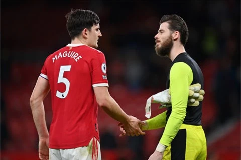 De Gea (phải) cũng là ứng viên hàng đầu thay thế Maguire làm đội trưởng M.U