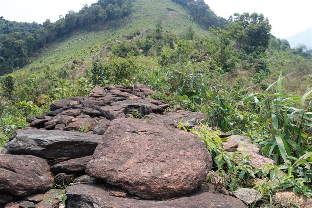 Bí ẩn về lũy đá cổ độc nhất vô nhị ở Việt Nam - Ảnh 5.