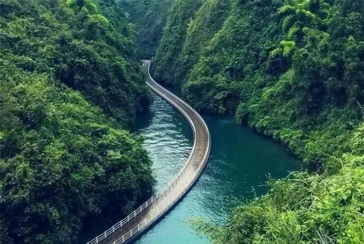 Con đường gỗ nổi giữa thung lũng xinh đẹp mang danh ‘cây cầu của những giấc mơ’ - 6