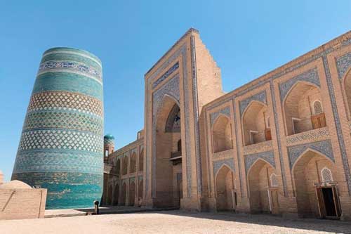 Dáng vẻ độc đáo của ngọn tháp duy nhất được ốp gạch men, đá quý ở Trung Á