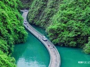 Con đường gỗ nổi giữa thung lũng xinh đẹp mang danh ‘cây cầu của những giấc mơ’