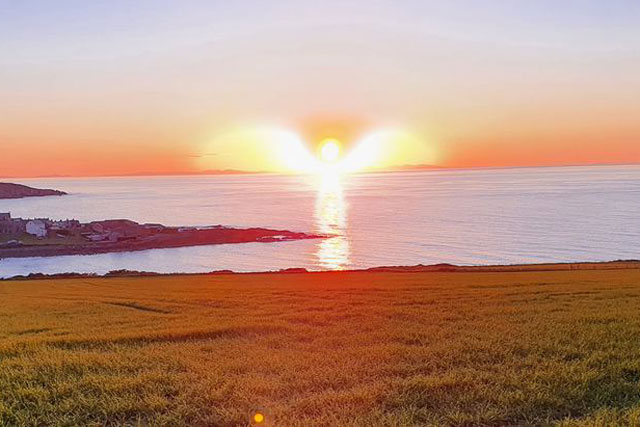 "Thiên thần" từ từ tung cánh trên biển giữa hoàng hôn gây xôn xao