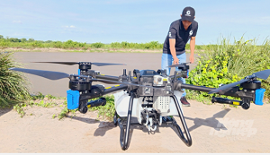 Cần Thơ: Trình diễn bón phân cho lúa bằng thiết bị bay không người lái