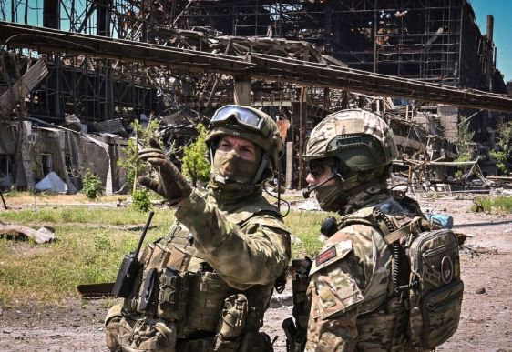 Binh lính Nga canh giữ khu vực nhà máy thép ở Azovstal, Mariupol ngày 13/6. Ảnh: AFP.