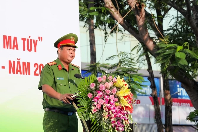 Thượng tá Nguyễn Trung Kiên - Trưởng phòng Cảnh sát điều tra tội phạm về ma túy, Công an TP Cần Thơ thông qua báo cáo.