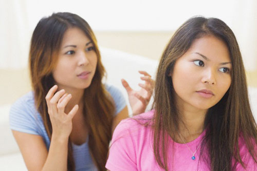 Trong buổi tiệc khai trương chi nhánh mới, chị dâu đưa cho tôi một tờ giấy và dặn dò một câu khiến tôi hoang mang