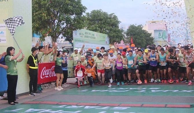 Phó Chủ tịch UBND tỉnh Nguyễn Thị Bé Mười phất cờ hiệu xuất phát cự ly 10km