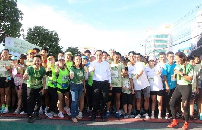 Chủ tịch UBND tỉnh Trần Ngọc Tam đã có mặt cổ vũ tinh thần các vận động viên