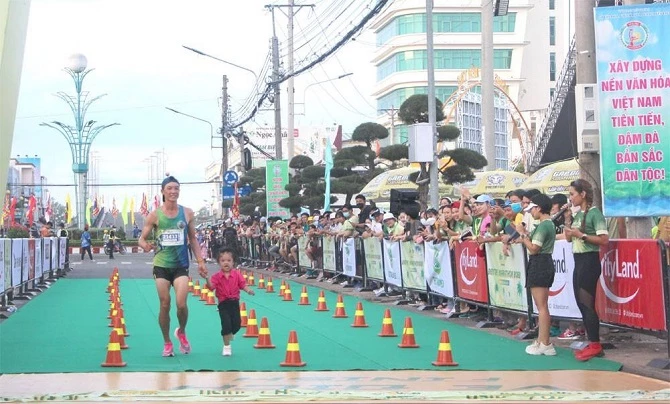 Một vận động viên và con gái đã hoàn thành đường chạy của mình.