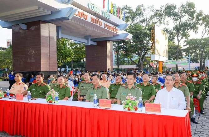 Ông Trần Việt Trường - Chủ tịch UBND TP Cần Thơ, Trưởng ban Chỉ đạo 138 thành phố cùng đại diện lãnh đạo các sở, ban ngành thành phố cùng một số lãnh đạo các phòng nghiệp vụ Công an thành phố cùng dự buổi lễ mít tinh.