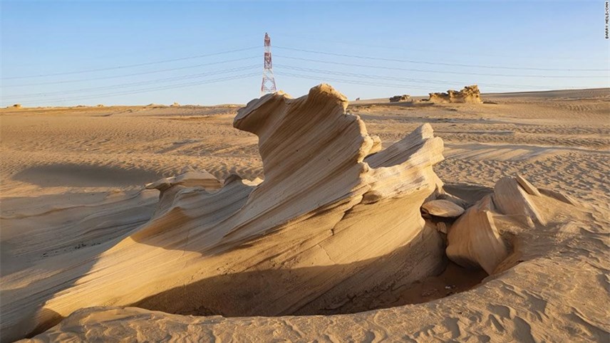 Những cồn cát hóa thạch ở Al Wathba. Ảnh: CNN.