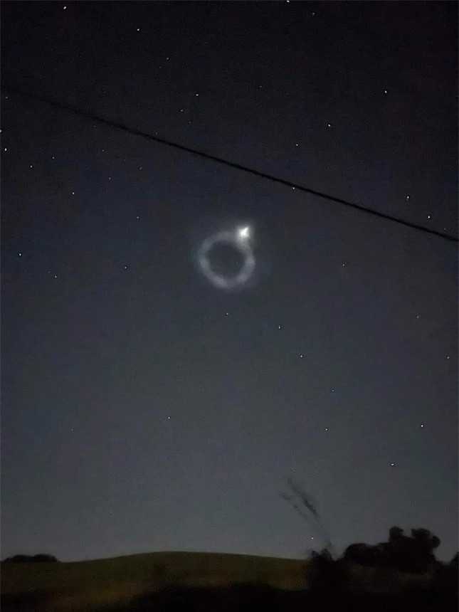 'Tinh vân kỳ lạ' xuất hiện trên trời đêm New Zealand, có phải người ngoài hành tinh đến thăm? ảnh 1