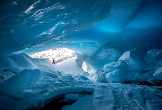 Nhiếp ảnh gia bất chấp gian khổ thám hiểm hệ thống hang động băng giá kỳ vĩ, vẻ đẹp trước mắt choáng ngợp đến khó tin