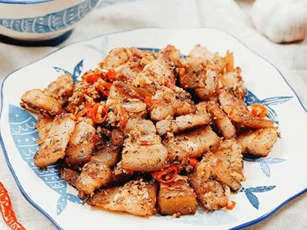 Thịt ba chỉ đừng luộc hay kho, rang muối lạ miệng, cả nhà vét sạch nồi cơm