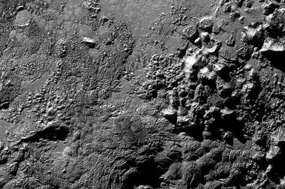 Bề mặt Sao Diêm Vương xuất hiện những ngọn núi lửa băng.