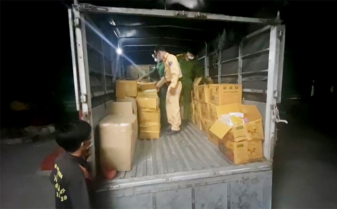 An Giang: Tạm gữ xe tải chở số lượng lớn hàng hóa nghi nhập lậu