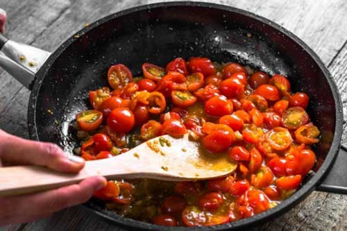 Sai lầm khi dùng chảo chống dính khiến chảo nhanh hỏng lại hại sức khỏe