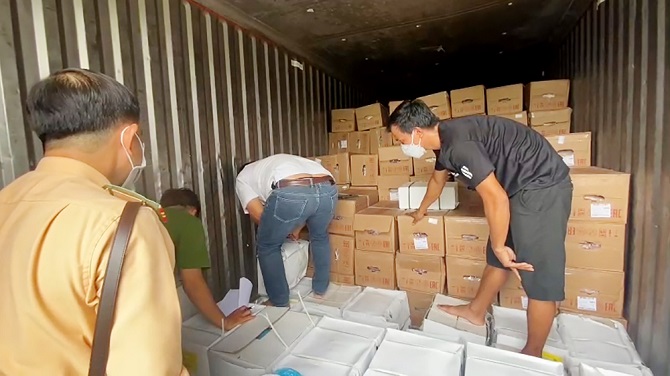 Gần 16 tấn thịt heo không rõ nguồn gốc từ TP Hồ Chí Minh tuồn về Hà Tiên bị bắt giữ