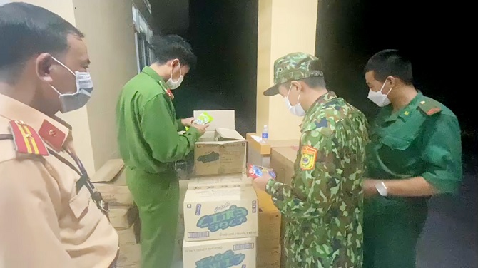 An Giang: Tạm gữ xe tải chở số lượng lớn hàng hóa nghi nhập lậu