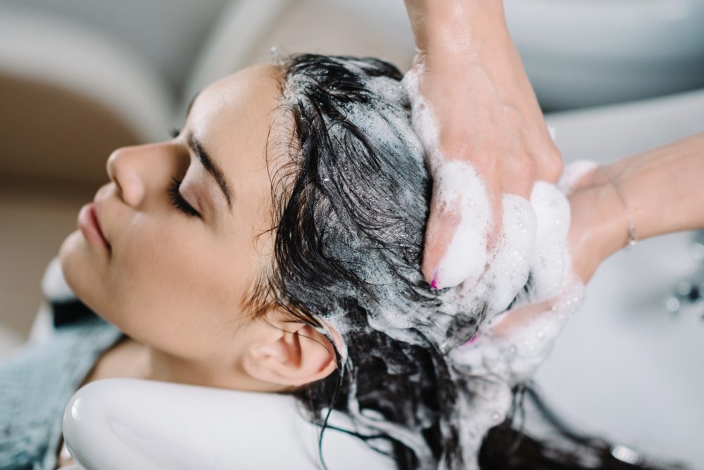 4 sai lầm khi gội đầu khiến tóc mãi hư tổn