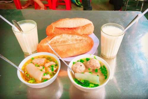 Quán bánh mì ngon nhất Đà Lạt lúc nào cũng đông nghịt, không đến sớm là hết sạch