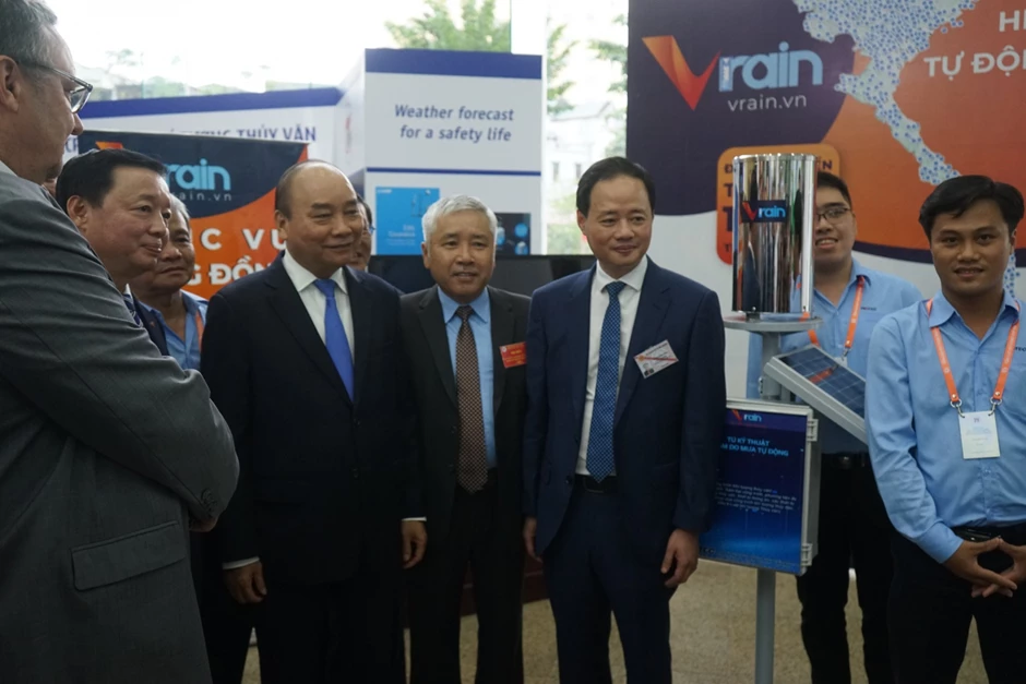 Chủ tịch nước Nguyễn Xuân Phúc tại một sự kiện giới thiệu sản phẩm VRAIN.
