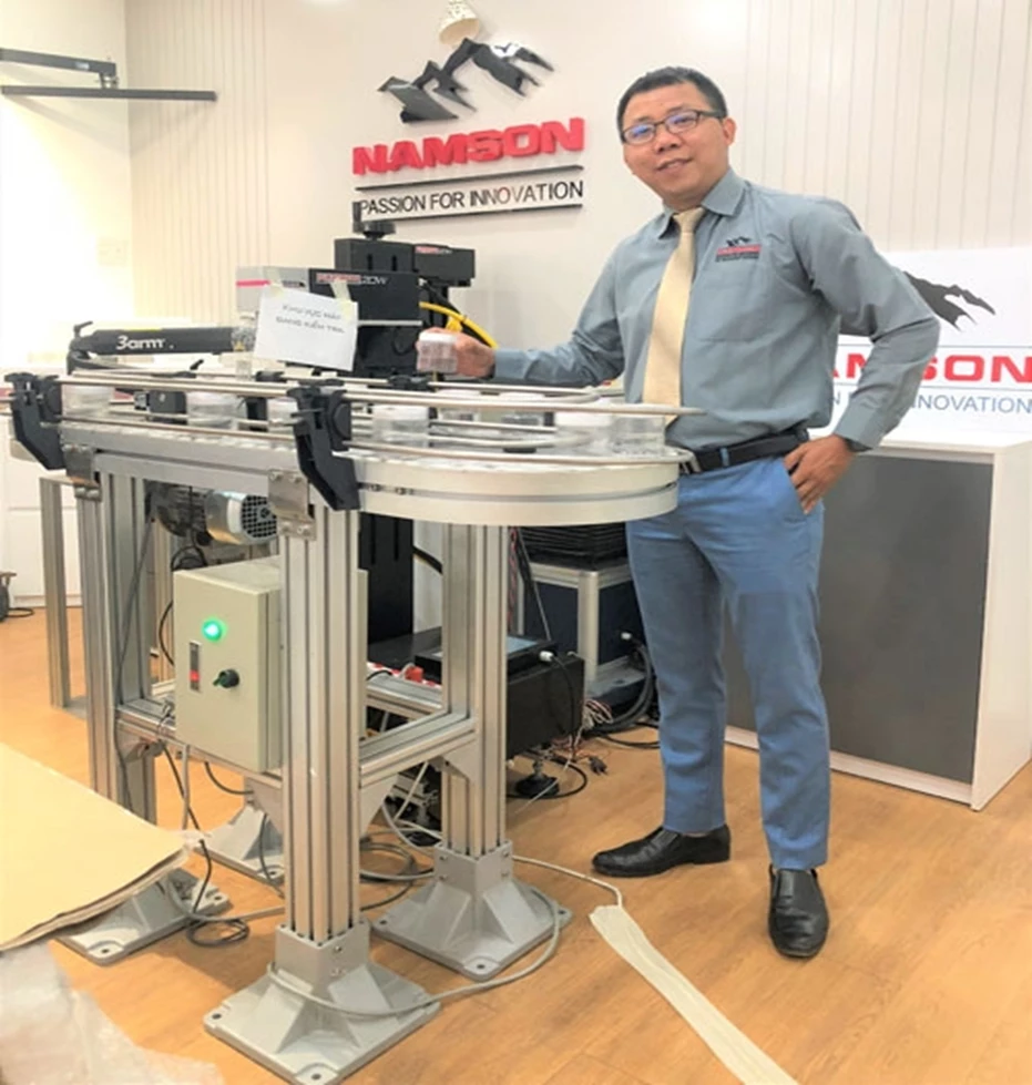 CEO Đặng Ngọc Quý giới thiệu sản phẩm laser “Made in Vietnam” của Công ty Nam Sơn.