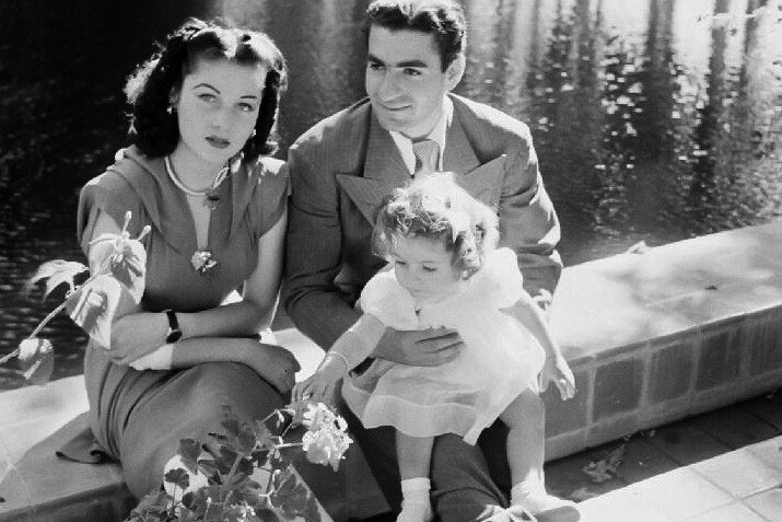 Hoàng hậu đẹp nhất thế giới: Lấy chồng chỉ sau một lần gặp, bị cả nhà chồng ghẻ lạnh