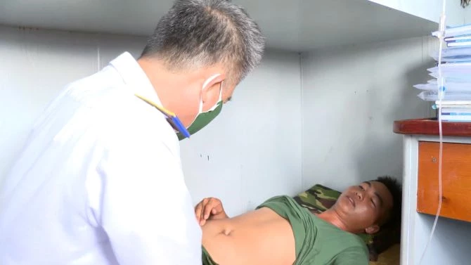 Cảnh sát biển 4 hỗ trợ cấp cứu Binh nhất Phạm Đức Hảo công tác tại đảo Thổ Chu bị viêm ruột thừa cấp. 