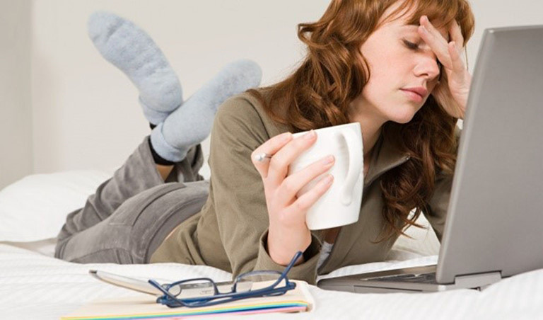 Lý do ngồi máy tính nhiều khiến bạn dễ bị nám da