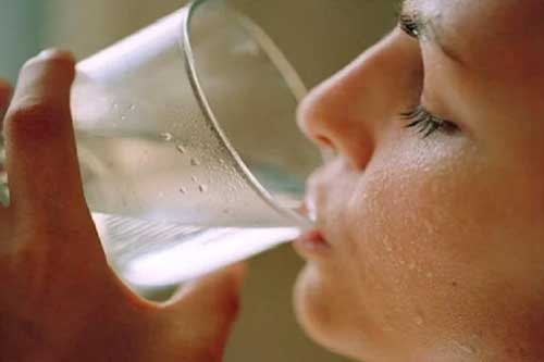 Người sống lâu trên 80 tuổi thường có 4 đặc điểm chung khi uống nước, bạn có bao nhiêu?