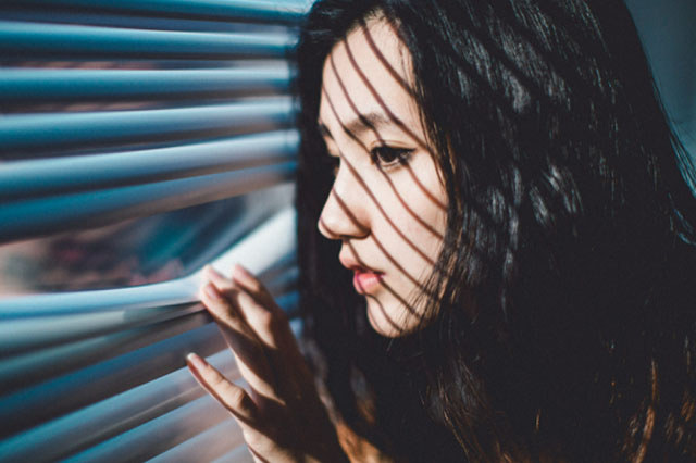 Nửa đêm bắt gặp chị dâu ngồi bệt dưới sàn, nhìn chiếc bút đỏ chị cầm trên tay mà tôi choáng váng