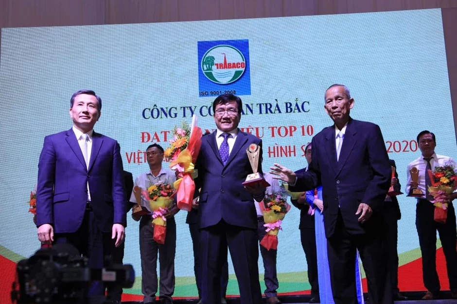 Ông Huỳnh Khắc Nhu đại diện công ty TRABACO nhận giải thưởng.