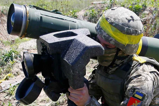 Một binh sĩ vác tên lửa Javelin trong cuộc tập trận gần Rivne, Ukraine. Ảnh: Reuters