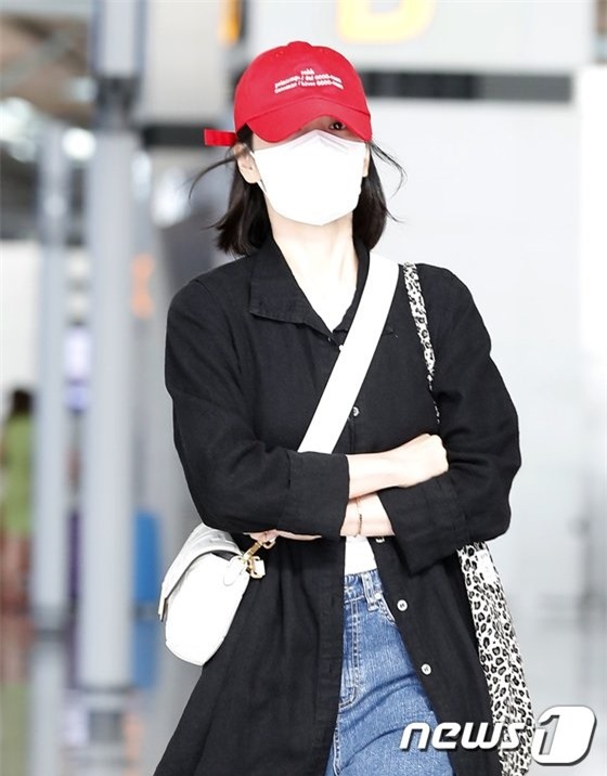 Song Hye Kyo bất ngờ xuất hiện tại sân bay, che kín mít nhưng vẫn cực kỳ thân thiện - Ảnh 1.