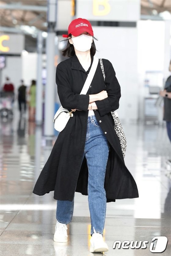Song Hye Kyo bất ngờ xuất hiện tại sân bay, che kín mít nhưng vẫn cực kỳ thân thiện - Ảnh 2.