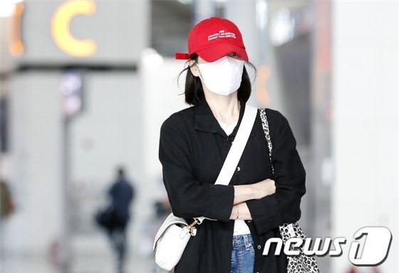 Song Hye Kyo bất ngờ xuất hiện tại sân bay, che kín mít nhưng vẫn cực kỳ thân thiện - Ảnh 3.