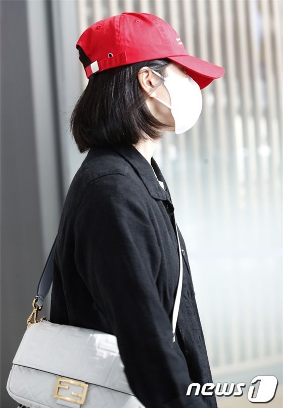 Song Hye Kyo bất ngờ xuất hiện tại sân bay, che kín mít nhưng vẫn cực kỳ thân thiện - Ảnh 4.