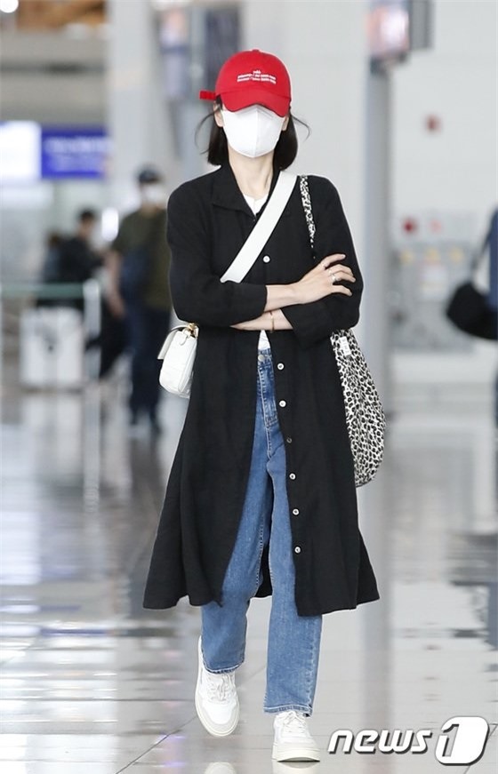 Song Hye Kyo bất ngờ xuất hiện tại sân bay, che kín mít nhưng vẫn cực kỳ thân thiện - Ảnh 5.