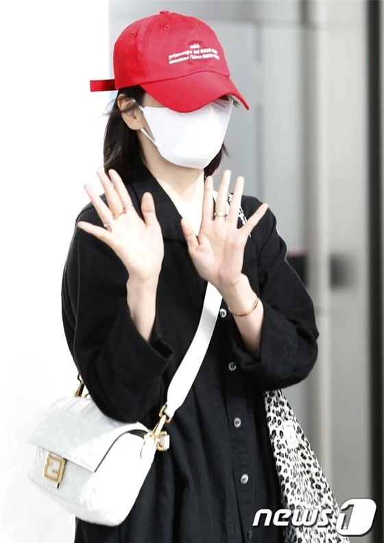 Song Hye Kyo bất ngờ xuất hiện tại sân bay, che kín mít nhưng vẫn cực kỳ thân thiện - Ảnh 6.