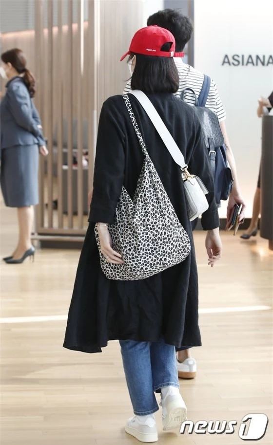 Song Hye Kyo bất ngờ xuất hiện tại sân bay, che kín mít nhưng vẫn cực kỳ thân thiện - Ảnh 8.