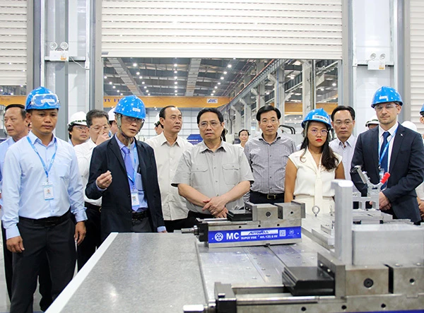 Thủ tướng Chính phủ Phạm Minh Chính đến thăm Nhà máy Nhà máy sản xuất linh kiện hàng không vũ trụ Sunshine hôm 26/6